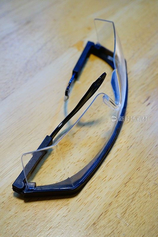 折叠的安全眼镜