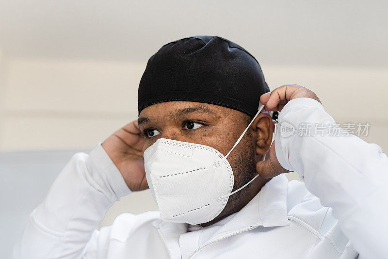卫生专业人员戴着KN95口罩