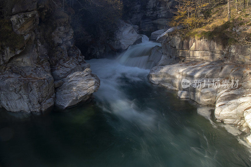 一瀑布在阿尔卑斯山的乌列佐峡谷，水平照片长曝光-皮埃蒙特意大利