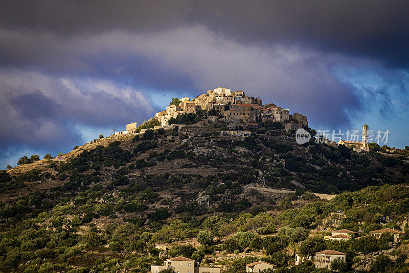 法国科西嘉岛巴拉格涅的圣安东尼奥山村上空戏剧性的天空