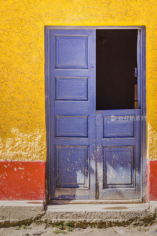 古老的乡村门和灰泥立面在瓦拉兹-安卡什省，秘鲁