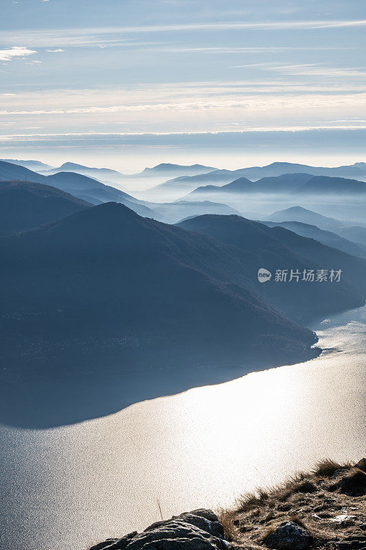 瑞士提契诺州马焦雷湖的日出