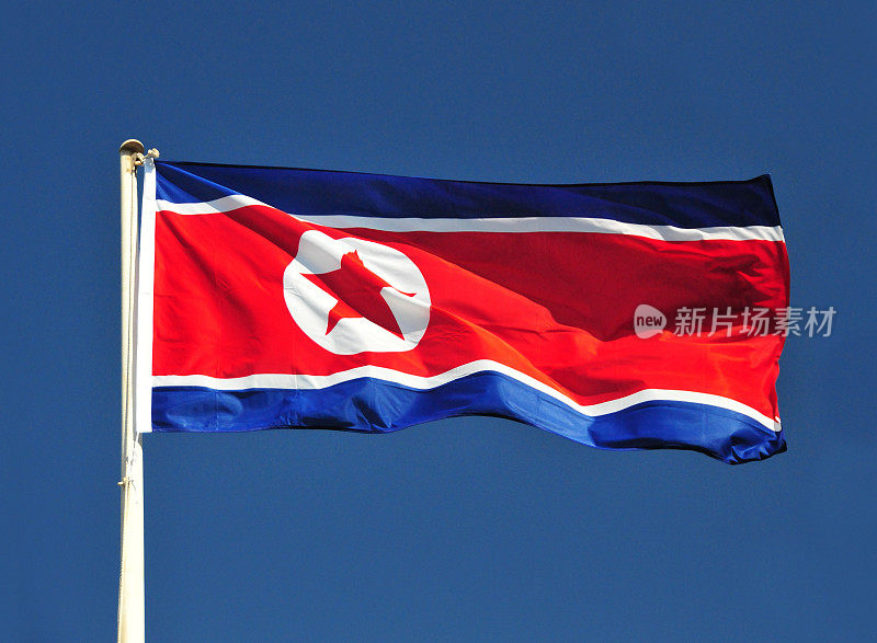 朝鲜国旗在蓝天下飘扬(照片，不是电脑生成的)