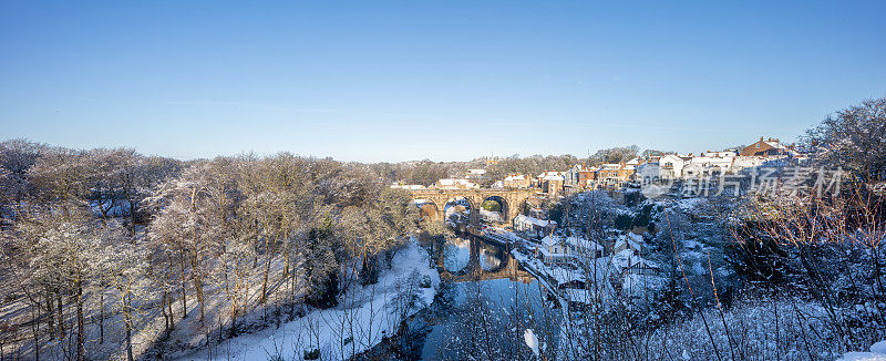 英国约克郡北部的Nidd河和铁路高架桥上的冬季雪景