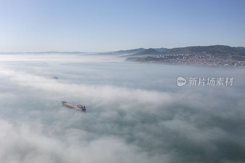 黑海上空的低云。雾在海