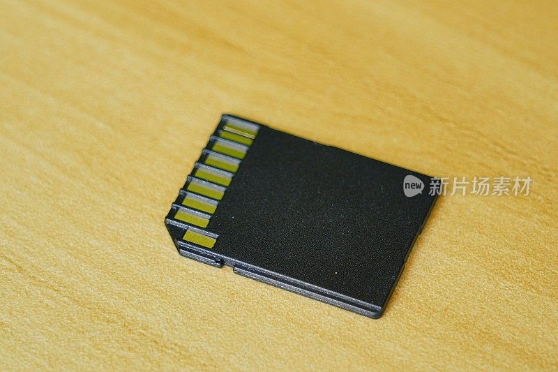 SD存储卡放在桌上
