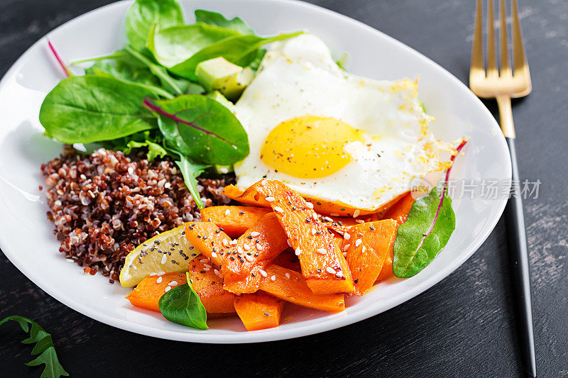 早餐有藜麦，煎南瓜片，鳄梨和煎蛋。素食、健康、节食的食品理念。