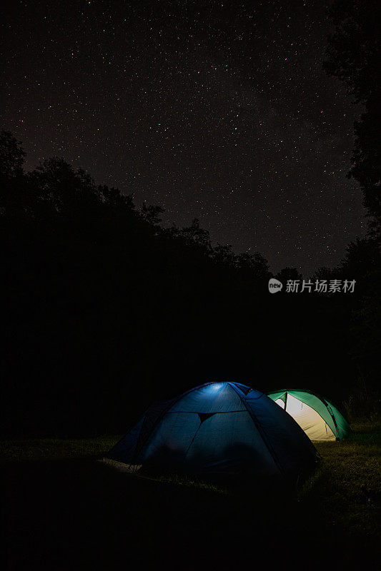 在星空下露营