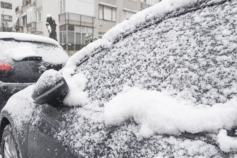 白雪覆盖的后视镜