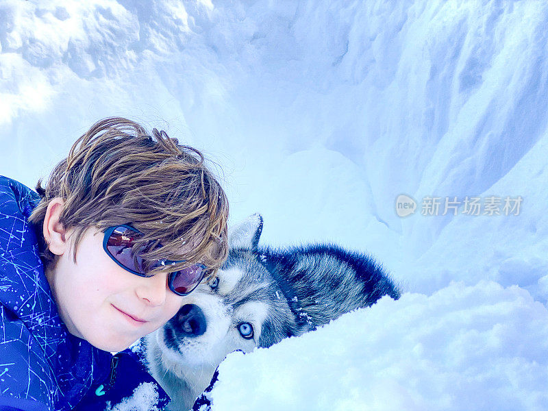 在加利福尼亚大雪纷飞的冬天里的初恋