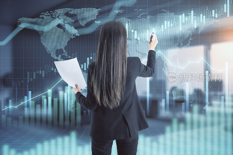 商业分析概念与商业女性触摸数字屏幕与世界地图方案，股票市场图表和图表在模糊的背景。双重曝光。