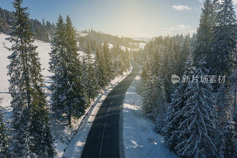 喀尔巴阡山脉冬季公路鸟瞰图