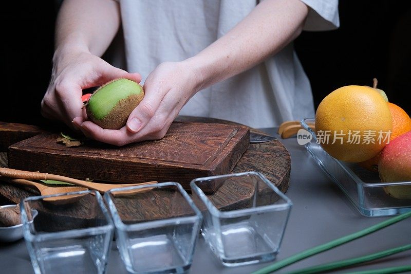 准备新鲜水果沙拉，配柚子，梨和猕猴桃