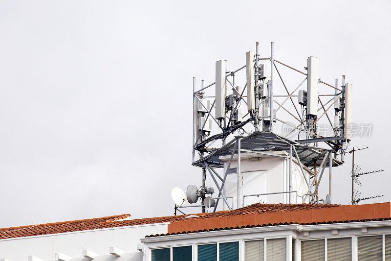 住宅屋顶上的移动电话和电视中继天线。