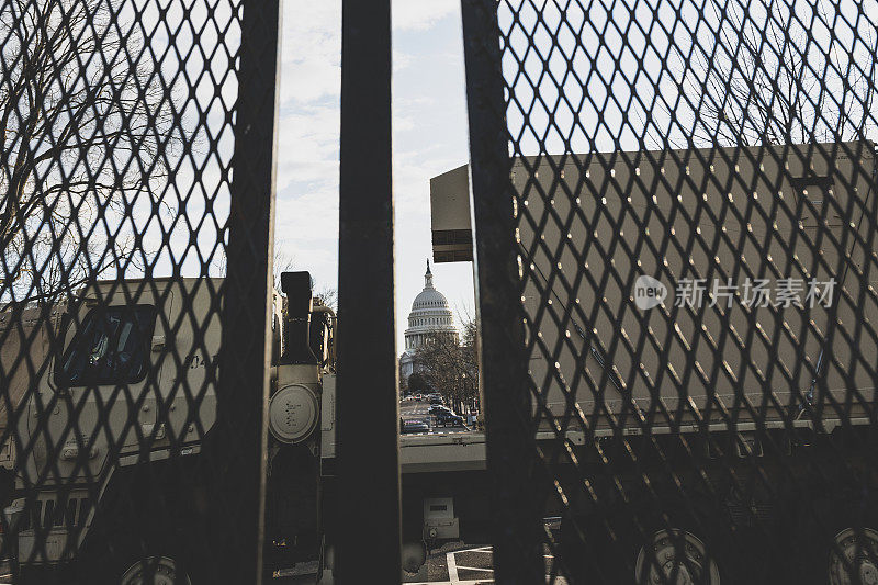 围栏和军用卡车封锁了通往国会大厦的道路