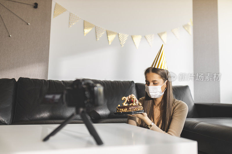 年轻女网红在家庆祝21岁生日并拍摄视频博客