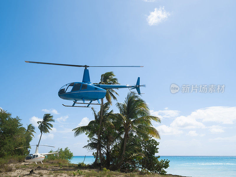 直升飞机在加勒比海滩，桑纳岛，多米尼加共和国