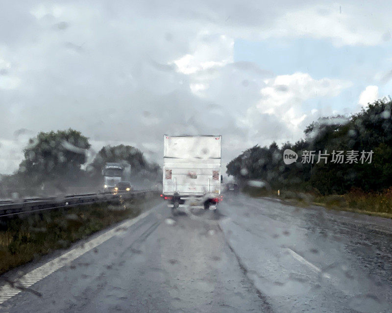 在大雨中行驶在高速公路上