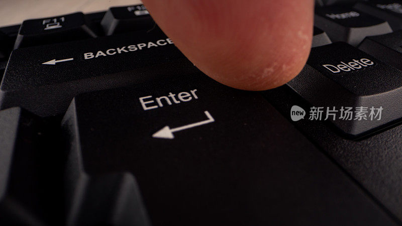 输入按钮与字母和箭头在黑色键盘上