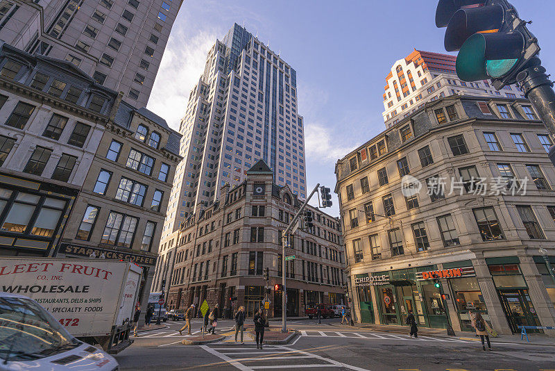位于美国马萨诸塞州波士顿市中心的街道和交通运输车与高大的现代金融大楼
