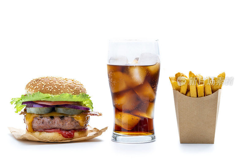 汉堡套餐与可乐汽水饮料杯和一次性薯条在牛皮纸纸盒上隔离白色