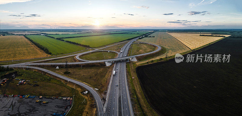 日落时分的路口。鸟瞰图