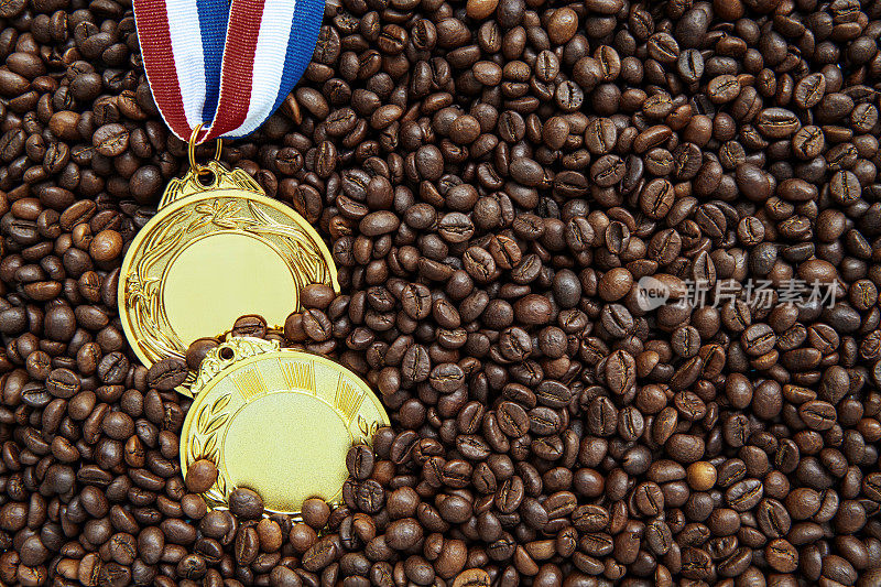 咖啡豆上有丝带的金牌