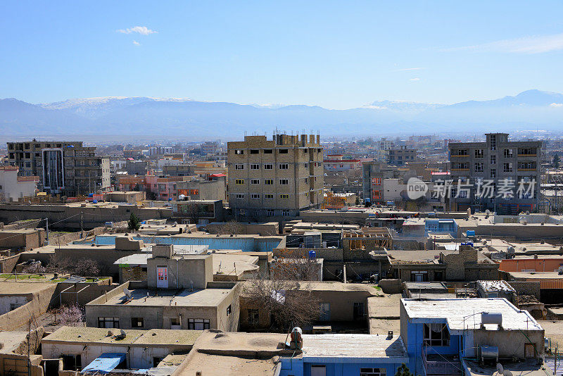 马扎里沙里夫-密集的城市和山脉背景，巴尔赫省，阿富汗