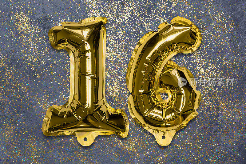 气球上的数字用金箔做成，数字16在灰色背景上用亮片装饰。