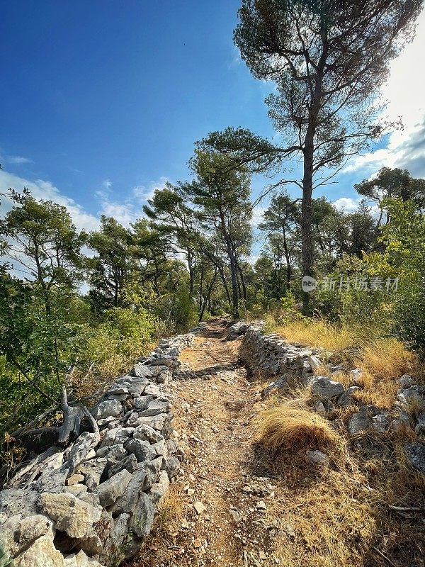 克罗地亚斯普利特的Marjan山徒步旅行