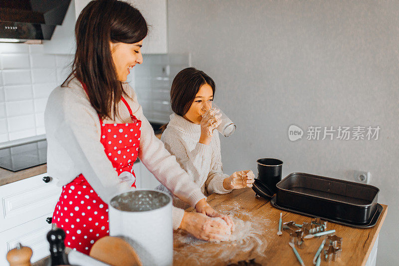 妈妈和女儿在厨房