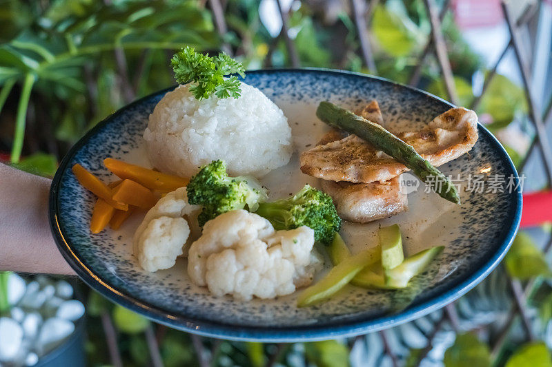 烤鸡胸肉，米饭和蔬菜