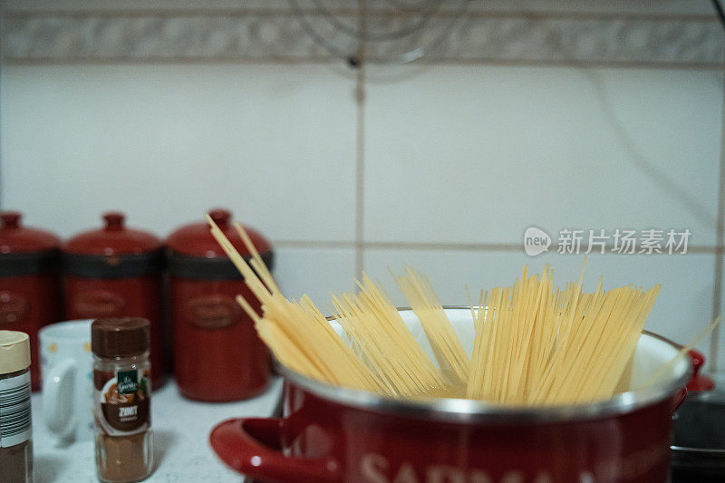 意大利面煮沸，平底锅加水