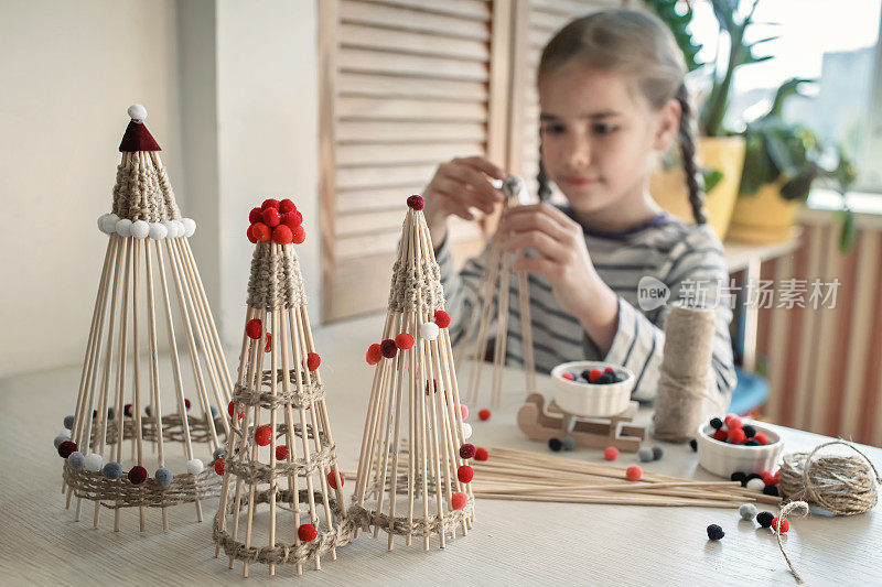 孩子们用竹竿制作圣诞树、可重复使用的装饰品、自己动手做新年装饰品