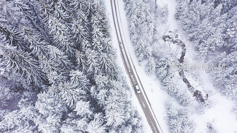 汽车行驶在冬天的乡村道路上