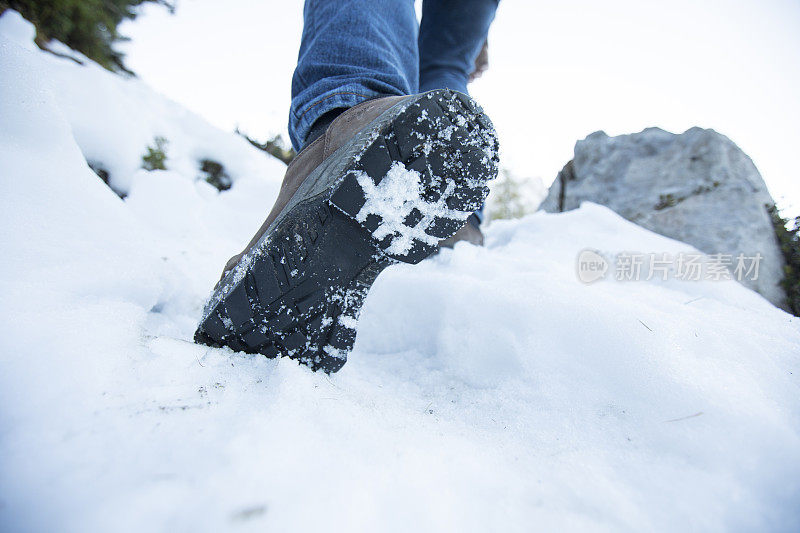 低角度视图近距离徒步靴鞋底在雪