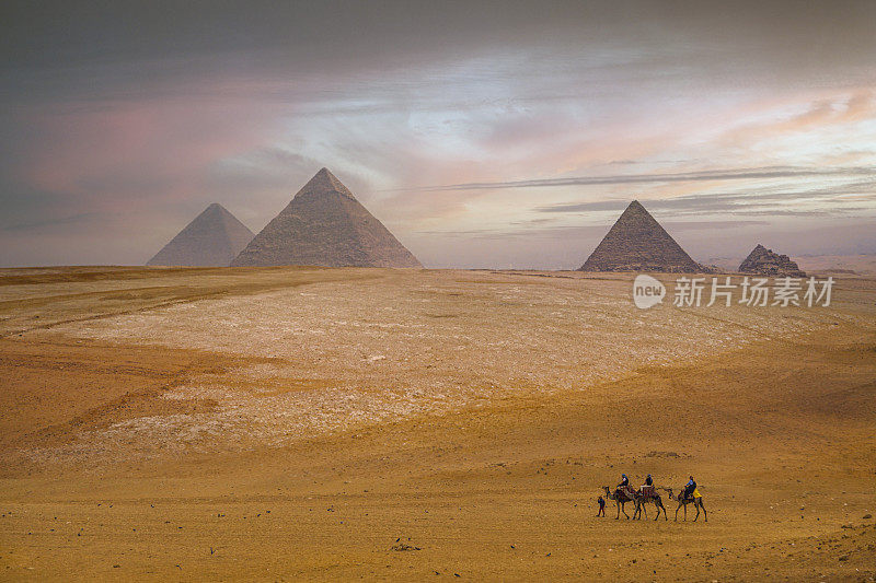 骆驼商队就在埃及金字塔前。