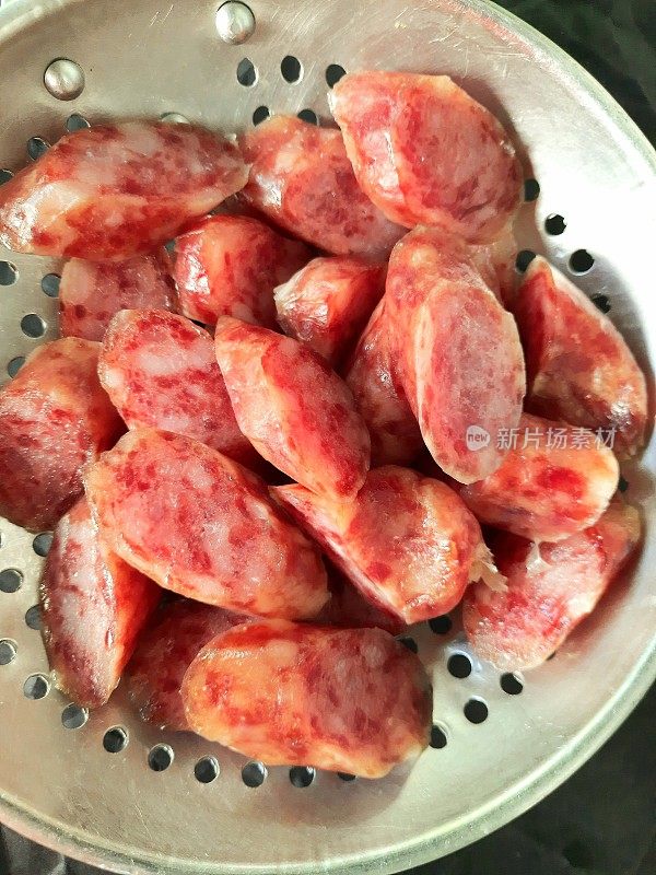 炸中国猪肉香肠-食品准备。