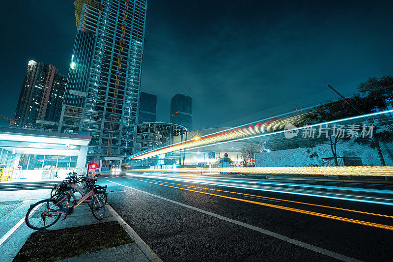 现代城市和道路拍摄在繁华的成都夜间