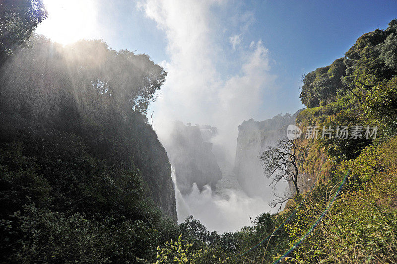 沸腾的水雾和水雾在峡谷、赞比西河、维多利亚瀑布和赞比西河国家公园上空升起