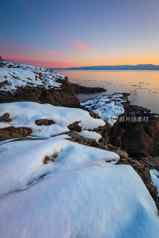 在一个雪天，黄昏沿着南温哥华岛