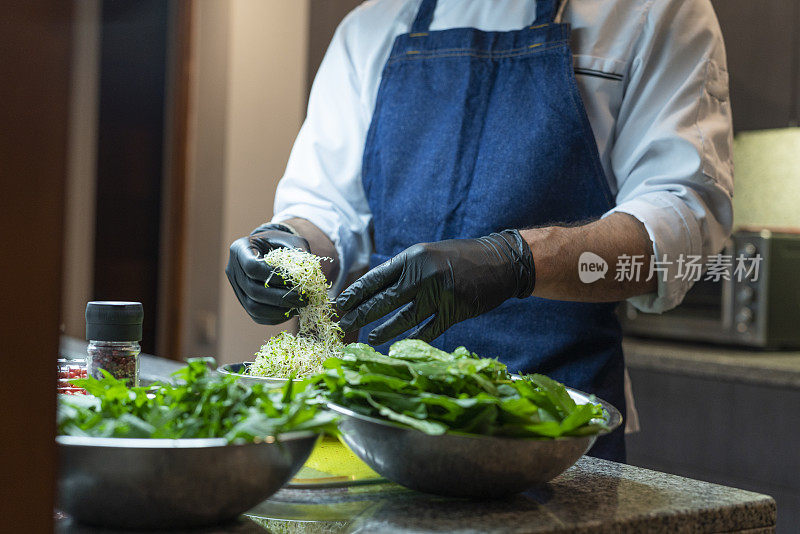 拉丁职业厨师被雇佣在他的客人的家里准备美味的菜肴在疫情期间