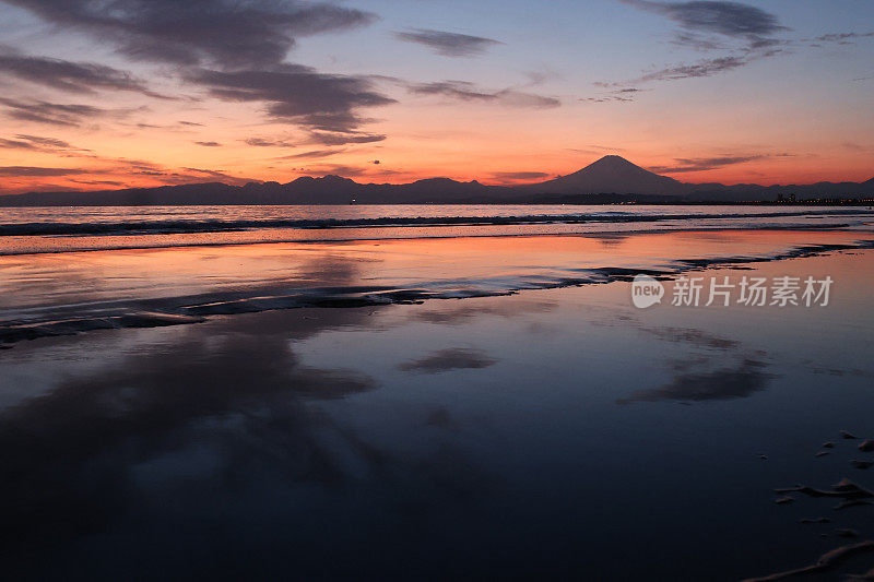 日落海滩上的富士山剪影