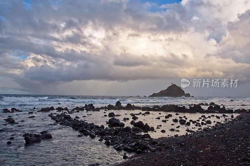 位于夏威夷毛伊岛东端的科基海滩，前景是一个古老的夏威夷鱼塘