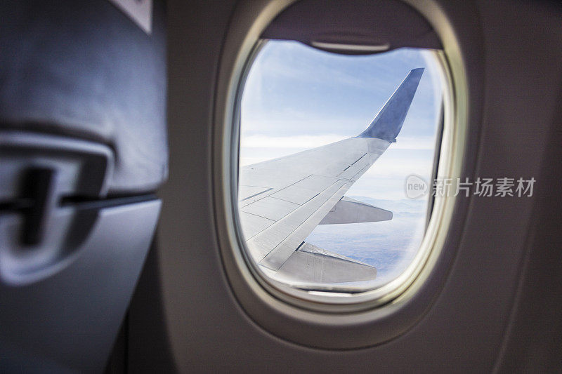 从机翼的飞机窗口向内观看