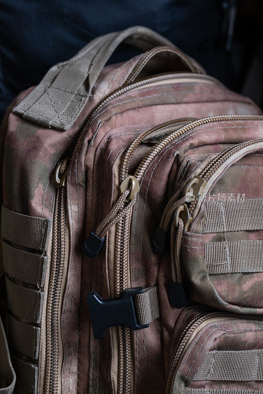 军旅背包卡其色。迷彩背包。军事装备是特殊的，近距离观察
