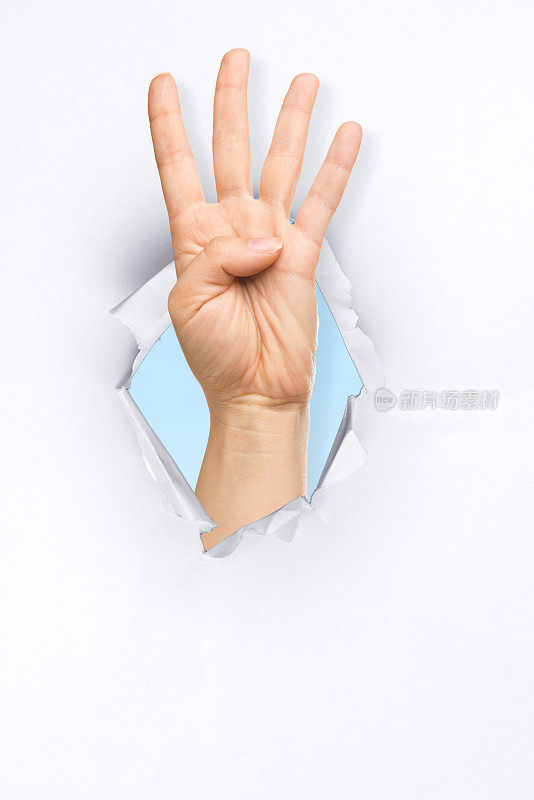 女人的手从撕破的纸上伸出，上面是四号