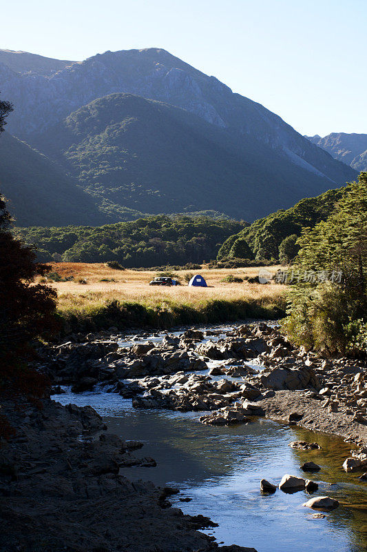 新西兰的科布山谷河流和露营地景观