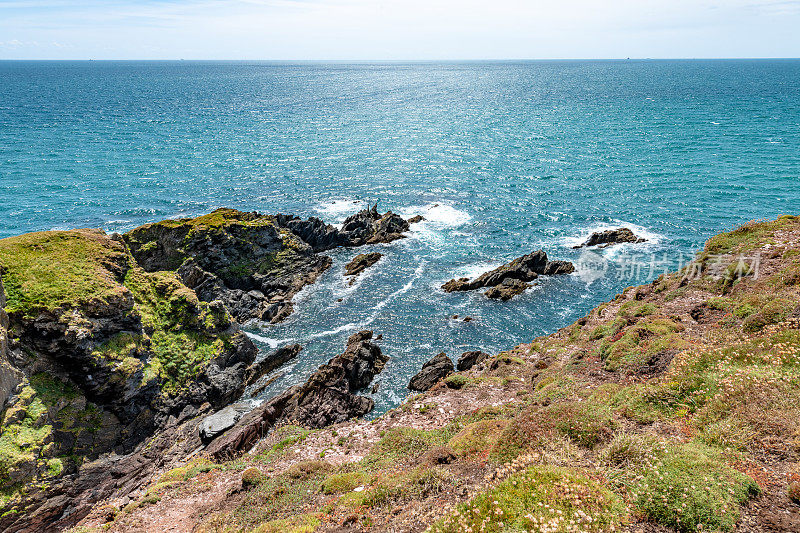 德文郡海岸Burgh岛上的岩石峭壁