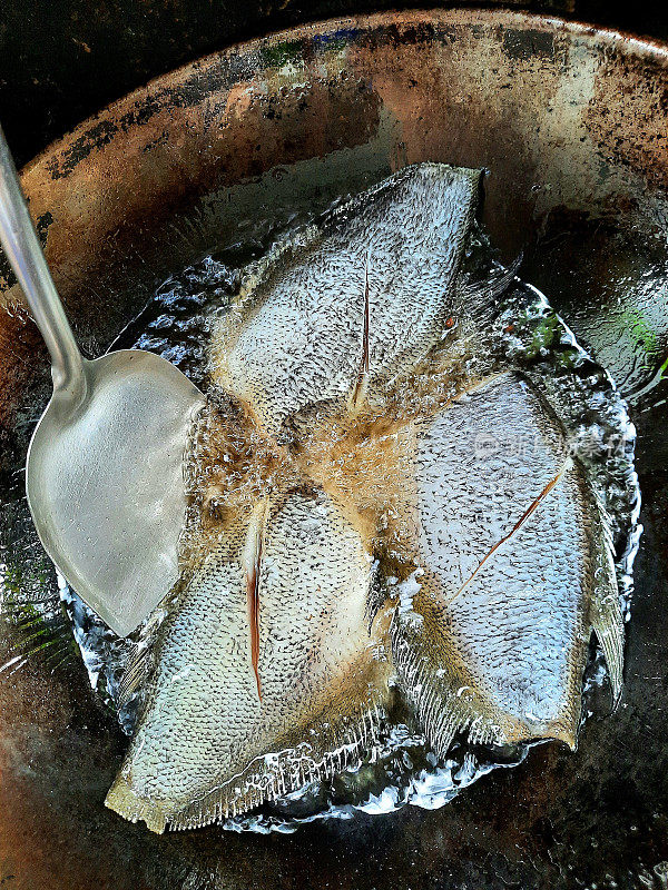 油炸丝瓜蛇皮鱼食的制备。